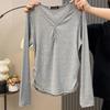 Foto Real de Camiseta Básica com Gola V e Botão Francês para Mulheres, Camiseta de Manga Longa com Fio Ajustada ao Corpo, Top Estilo Coreano com Ombro Direito Estilo Curto