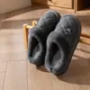 Sapatos de Algodão Retrô para Casa Masculino 2026 Outono/Inverno Novo Estilo Impermeáveis Antiderrapantes para Interior Acolchoados com Veludo Quente para Homens Tamanho Extra Grande