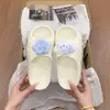Sandálias Slip-On de Solado Grosso, Confortáveis para Uso em Casa, Novo Estilo Fofo com Design de Boneca Gato, Aumenta a Altura, para Primavera e Verão 2026, Adequadas para Uso ao Ar Livre