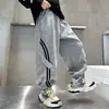 Otoño 2026 Pantalones Deportivos Holgados de Barras Paralelas para Niños, Pantalones Casuales de Color Sólido a la Moda para Niños