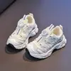 Zapatos Deportivos Infantiles 2025 Otoño/Invierno Nuevo Estilo Versátiles para Niñas con Botones de Terciopelo Plus Zapatos Casuales Gruesos para Niños Tipo Papá