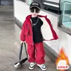 Conjunto de Forro Polar para Niños Otoño Invierno 2026 Nuevo Genial Atractivo Ropa de Invierno para Niños Chaqueta de Trabajo Elegante Conjunto de Dos Piezas para Niños Moderno