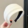 Nueva diadema de ala ancha 2026 para mujer, diseñada para levantar la línea del cabello y mantener el cabello en su lugar mientras te lavas la cara, con un estilo retro adecuado para otoño e invierno, y ofreciendo un aspecto sofisticado
