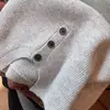 Nuevo suéter retro americano Henley para hombre 2026, colección otoño/invierno, con un diseño relajado y elegante, tacto lujoso y tejido suave y cómodo.