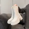 Botas brancas curtas de sola grossa com salto plataforma para mulheres, novo estilo verão e outono 2026, botas elásticas finas para baixinhas, botas estilo Martin