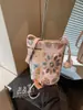 Bolsa de cubo de moda de alta calidad para verano, pedido extranjero para mujer, nuevo modelo 2026, nuevo estilo chino, estilo nacional, bandolera bordada para teléfono