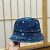 Nuevo Estilo Primavera y Verano Bordado de Flor de Margarita Pequeña Sombrilla Sombrero de Pescador para Mujer, Moderno Sombrero de Cubo Retro Lavado de Mezclilla