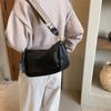 Bolsa de Grande Capacidade Feminina Outono e Inverno Versátil 2023 Nova Retrô Alça Larga Ombro Único Transversal Feminina Textura Bolsa Almofada