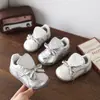 Otoño 2026 Nuevos Zapatos Caminador para Bebé Suela Suave Zapatos Blancos para Niñas Zapatos de Entrenamiento Alemanes para Niños Zapatos de Patinaje para Niños Zapatos Casuales