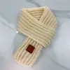 Cachecol infantil fofo de tricô estilo coreano, simples e versátil para o inverno, cachecol de tricô quente com etiqueta de couro, cachecol de lã