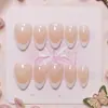 Uñas postizas de moda, color base translúcido original tipo piel desnuda, blanco puro, uñas francesas almendradas, nicho, atmósfera translúcida clara