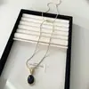 Colar com Pingente Oval de Resina Simples Retrô, Versátil, Luxo Acessível e Corrente de Clavícula de Alta Qualidade, Joias de Moda Elegantes de Nicho