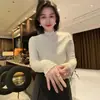 Camiseta de tricô feminina estilo francês, gola alta discreta, manga longa, justa ao corpo, elegante, com costura decorativa