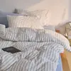 Estilo Minimalista Japonés Algodón Lavado Teñido en Hilo Blanco Rayado Juego de Cuatro Piezas Nórdico Neutro Sábana Bajera Sábana Encimera Juego de Ropa de Cama para Hombre