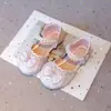 Sandalias para Niñas 2025 Primavera/Otoño Nuevo Estilo Niños Punta Cerrada Moño Moda Bebé Brillantes Elegantes Zapatos de Princesa