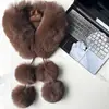Foto real de un pañuelo con pompón de piel sintética de zorro, estilo largo con flecos y pompones, elegante y versátil, adecuado como cuello de pelo o calentador de cuello.