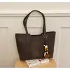 Bolso tote grande moderno y elegante para mujer, perfecto para el comercio internacional, con un diseño minimalista, textura de alta calidad y funcionalidad versátil. Es un bolso de hombro o se puede llevar debajo del brazo.