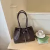 Bolsa de luxo leve feminina 2026 nova de verão retrô nicho padrão trançado bolsa de ombro única bolsa tote de grande capacidade