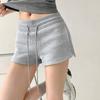 Moda Americana Primavera e Verão Hot Girl Confortável Versátil Shorts Esportivos Femininos Casual Solto Fenda Casa Shorts Três Pontos