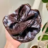 Elegante Scrunchie de Seda Degradê Dupla Camada na Cor Café com Acabamento de Borda Estiloso e Prendedor de Cabelo Tridimensional