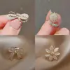 Broche pequeño con lazo antideslizante, broche de alta calidad con costura en el pecho, camisa sin costuras, hebilla antideslizante, pin Joker al por mayor