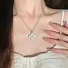 Collar de trébol de cuatro hojas de nácar blanco, una cadena de clavícula delicada y elegante con un colgante de piedra, presentando un diseño único y versátil