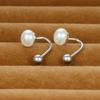 Brincos de pérolas torcidas em forma de C estilo coreano para mulheres, brincos simples e frescos de prata S925, gancho de orelha, elegantes e doces, atacado