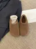 Zapatos peludos versátiles tipo slip-on de estilo coreano para mujer, adecuados para usar al aire libre en otoño e invierno, con forro polar añadido, diseño de cobertura total y una suela cálida con forro de algodón