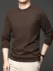 Nueva colección de otoño 2025: Camiseta de color liso, cuello alto, manga larga, corte holgado, resistente a las arrugas para hombre, adecuada como top casual o camiseta interior