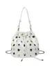 Bolso Cubo de Nicho Súper Popular Transfronterizo para Mujer 2025 Nuevo Estilo Punk Europeo y Americano Bolso Bandolera con Remaches Bolso Cruzado