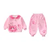 Conjunto de outono e inverno para meninas 2026 novo estilo infantil moda desenho animado forrado com fleece roupas de inverno doce e estiloso conjunto de duas peças para bebês meninas