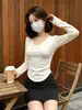 Camiseta feminina de manga longa com decote em V, outono e inverno, corte justo, design estiloso, pura e atraente, top com barra curva e ombro normal, camiseta básica