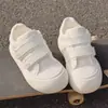 Tênis Brancos Versáteis de Solado Grosso com Velcro para Mulheres, Sapatos de Bico Largo, Novo Modelo 2026, Mocassins Casuais Esportivos para Estudantes, Sapatos de Skate
