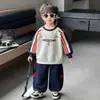 Conjunto nuevo de sudadera para niños para primavera para niños, mangas de bloques de color, versátil estilo universitario deportivo holgado de dos piezas, atuendo moderno para niños