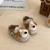 Sapatos casuais versáteis de couro estilo Birkenstock, versão coreana nova com desenho e laço para meninas, sapatos de salto baixo combinando, fofo primavera-verão 2026