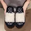 Pantuflas de felpa de un personaje sin cordones cómodas de llevar con suela gruesa para exteriores, pantuflas peludas de moda para mujer 2026 suela suave estilo nuevo