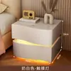 Mesita de Noche Inteligente Hecha de Madera Maciza para Uso Doméstico, Modelo Nuevo Simple y Moderno, Estilo Lujoso Popular con Acabado de Alta Gama, Pequeño Gabinete de Mesita de Noche