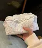 Estuche de encaje floral estilo Ins para mujer, elegante y de gran capacidad, bolso de mano portátil para salidas, bolsa de almacenamiento 3D para cosméticos