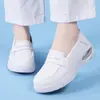 Sapatos de enfermagem com amortecimento a ar e solado grosso, respiráveis e perfurados para ventilação, com solas antiderrapantes, projetados para uso por profissionais de saúde que ficam em pé por longos períodos, e com design slip-on para calçar facilmente.