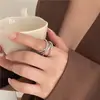 Anel feminino de linha geométrica com vento frio, anel aberto de temperamento simples e personalidade, design de nicho, anel de dedo alimentar, tendência