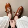 Sapatos Rasos de Cadarço de Couro com Fivela de Metal e Rebites Estilo Europeu 2026 Primavera Plano Bico Redondo Couro Genuíno Corte Profundo Feminino Tamanho 42