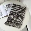 Lenço moderno com estampa de zebra, um lenço de alta qualidade em imitação de caxemira para outono e inverno, versátil e estiloso, atacado para mulheres