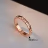 Anel estilo Chanel com padrão de losangos, luxo leve com toque de alta qualidade, anel empilhável com design exclusivo, não desbota e lavável, joia feminina