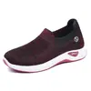 Sapatos de Tecelagem Voadores Personalizados para Comércio Exterior para a Primavera e Verão de 2022 Sapatos Rasos de Um Passo para Mães de Meia-Idade e Idosas Sapatos Casuais para Caminhada