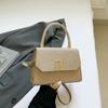 Bolsa feminina versátil e moderna, ideal para viagens, trabalho e deslocamentos diários. Perfeita para o dia a dia ou como bolsa transversal pequena e quadrada.