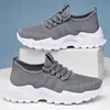 Zapatos de mujer, zapatillas deportivas transfronterizas, zapatos nuevos transpirables de talla grande, zapatos sencillos de punto volador, zapatos de malla absorbentes de impactos de suela gruesa al por mayor