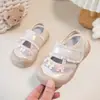 Sandálias Esportivas Femininas 2026 Verão Novo Estilo Sapatos de Princesa com Solado Macio e Leve Abertos na Ponta dos Dedos Sapatos de Malha Respirável para Bebês