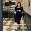 Vestido rojo de estilo francés, de nicho, que favorece la figura, para otoño e invierno, con un look chic y maduro, un escote asimétrico, un diseño de abertura y mangas largas, con una silueta ajustada al cuerpo