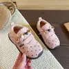 Zapatos Deportivos Cálidos Engrosados de Terciopelo Plus con Lunares Casuales Estilo Academia para Niñas Otoño Invierno Nuevos Zapatos de Algodón con Velcro para Niños Medianos y Grandes