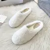 Novedad Otoño e Invierno 2025 Estilo Baotou Zapatos Planos de Medio Arrastre Zapatillas Peludas de Celebridad de Internet para Mujeres Zapatos Planos Perezosos Tipo Mula Zapatos de Algodón
